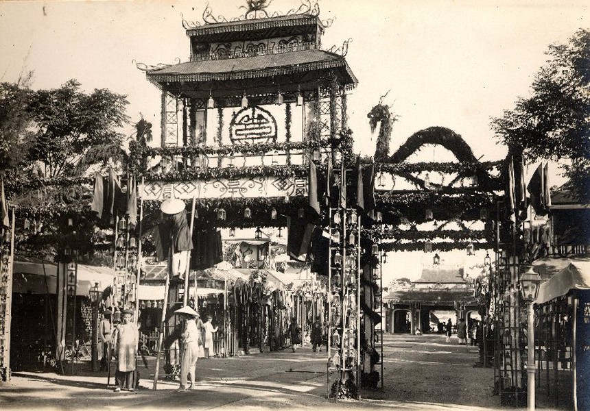 BÀI TẾT - Ảnh = Ký ức = Lịch sử: Từ 'Khải Hoàn Môn' đến những 'cổng chào' ngày tiếp quản Thủ đô - Ảnh 6.