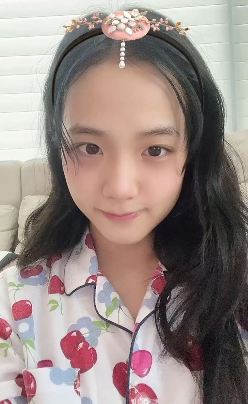 Jisoo Blackpink và 2 nữ thần tượng K-pop vẫn hút mắt fan khi để mặt mộc  - Ảnh 7.