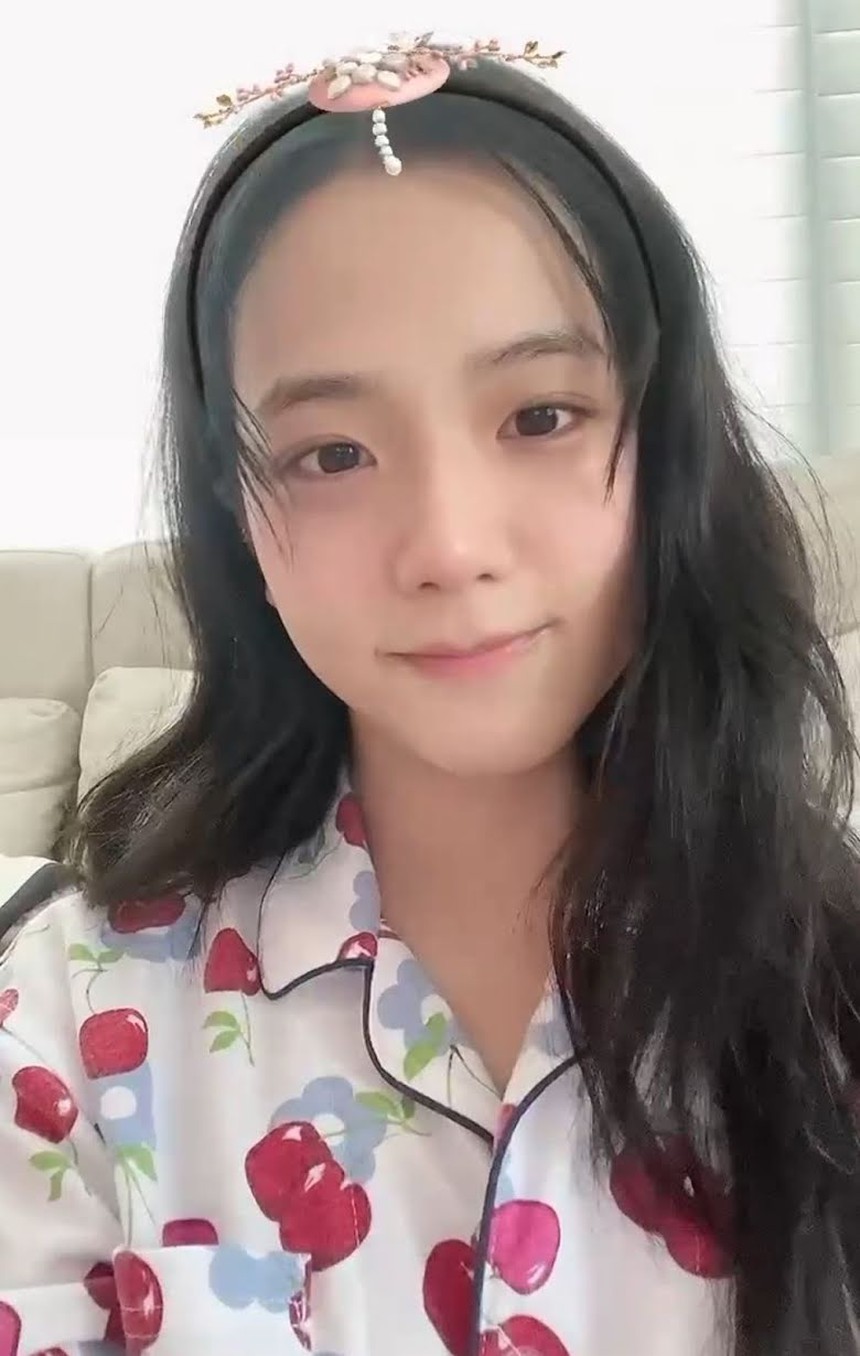 Jisoo Blackpink và 2 nữ thần tượng K-pop vẫn hút mắt fan khi để mặt mộc  - Ảnh 8.