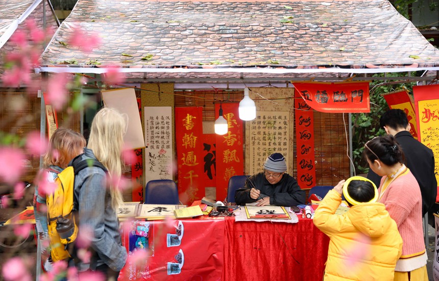 Đậm chất Tết cổ truyền tại không gian văn hóa 'Tết phố' Phùng Hưng - Ảnh 1.