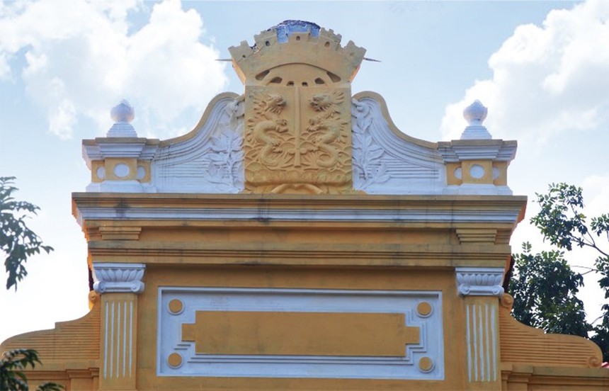 BÀI TẾT - Hình tượng rồng bay trên tòa nhà trường Trưng Vương - Ảnh 1. BÀI TẾT - Hình tượng rồng bay trên tòa nhà trường Trưng Vương - Ảnh 1.