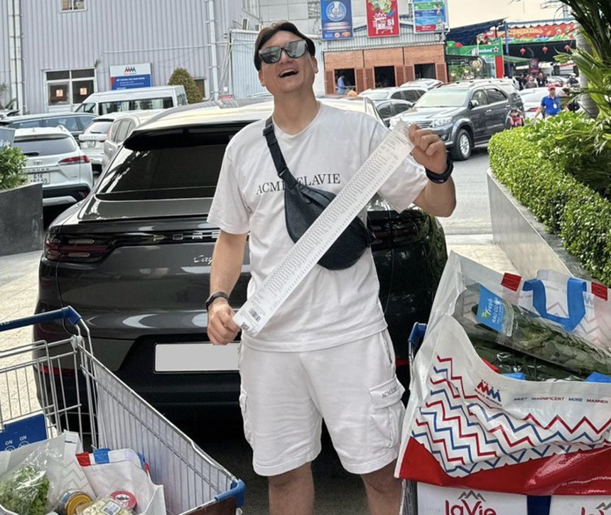 Cầu thủ nội V-League rộn ràng sắm Tết, ngoại binh không tỏ ra kém cạnh - Ảnh 2. Cầu thủ nội V-League rộn ràng sắm Tết, ngoại binh không tỏ ra kém cạnh - Ảnh 2.