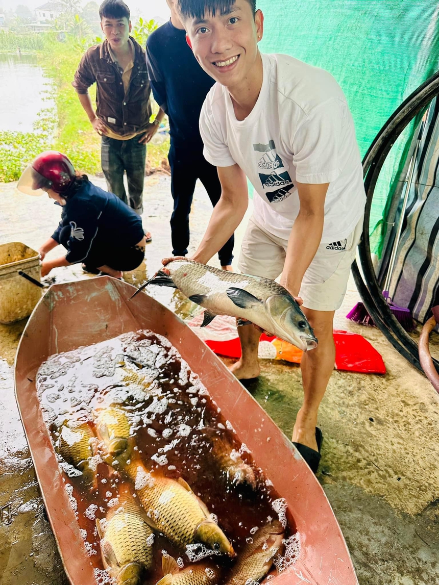 Cầu thủ nội V-League rộn ràng sắm Tết, ngoại binh không tỏ ra kém cạnh - Ảnh 5. Cầu thủ nội V-League rộn ràng sắm Tết, ngoại binh không tỏ ra kém cạnh - Ảnh 5.