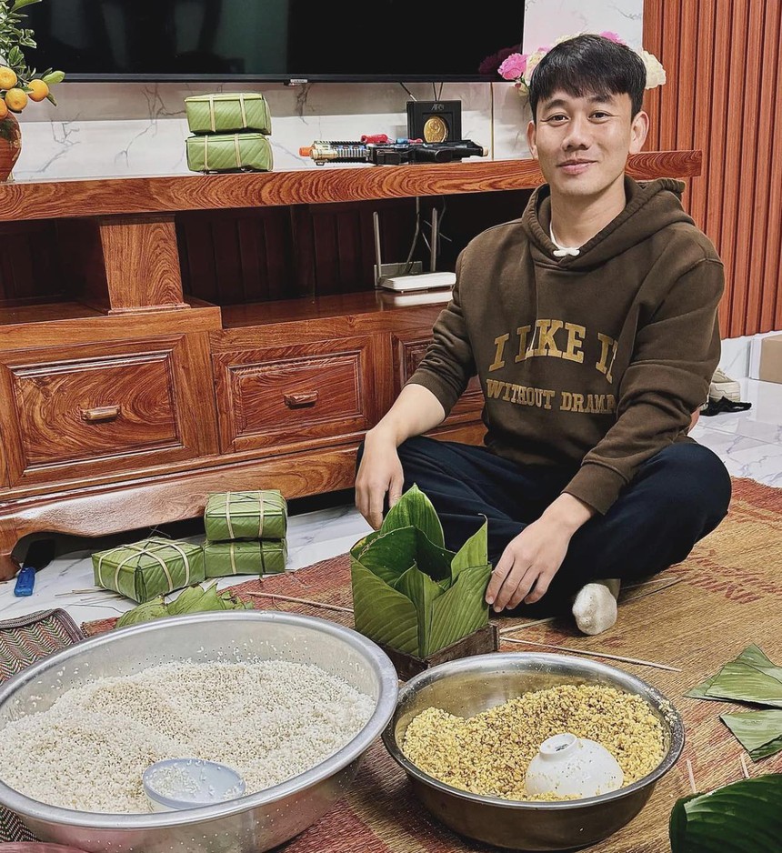 Cầu thủ nội V-League rộn ràng sắm Tết, ngoại binh không tỏ ra kém cạnh - Ảnh 6. Cầu thủ nội V-League rộn ràng sắm Tết, ngoại binh không tỏ ra kém cạnh - Ảnh 6.