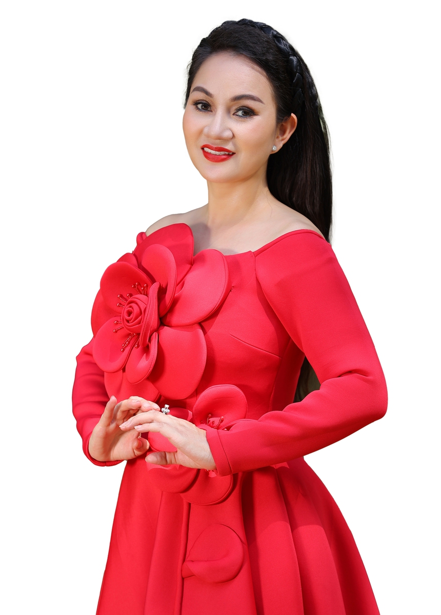 BÀI TẾT - Nghệ sĩ Nhật Thuận: Đóa hoa phượng nhiệt huyết của thành phố Cảng - Ảnh 4. BÀI TẾT - Nghệ sĩ Nhật Thuận: Đóa hoa phượng nhiệt huyết của thành phố Cảng - Ảnh 4.