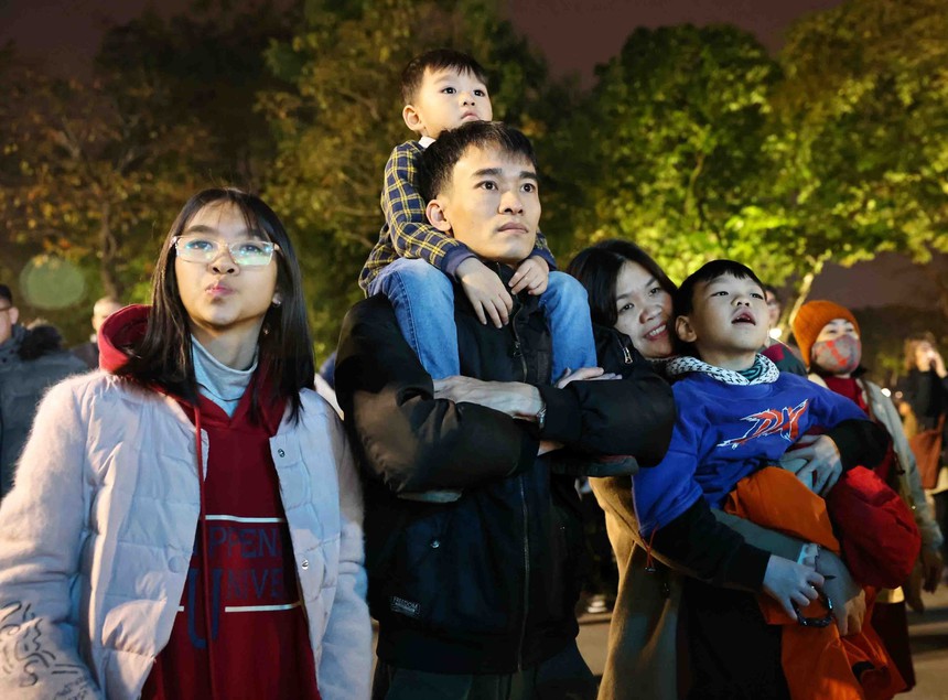 Hình ảnh pháo hoa rực sáng trên bầu trời Thủ đô chào đón Xuân Giáp Thìn 2024 - Ảnh 8.