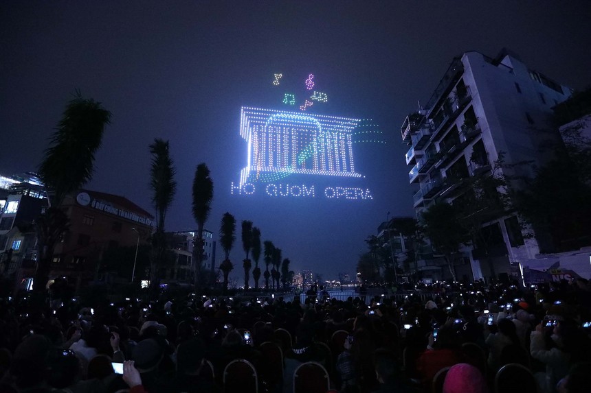 Chiêm ngưỡng những màn trình diễn ánh sáng nghệ thuật bằng drones chào năm mới Giáp Thìn 2024 - Ảnh 2.