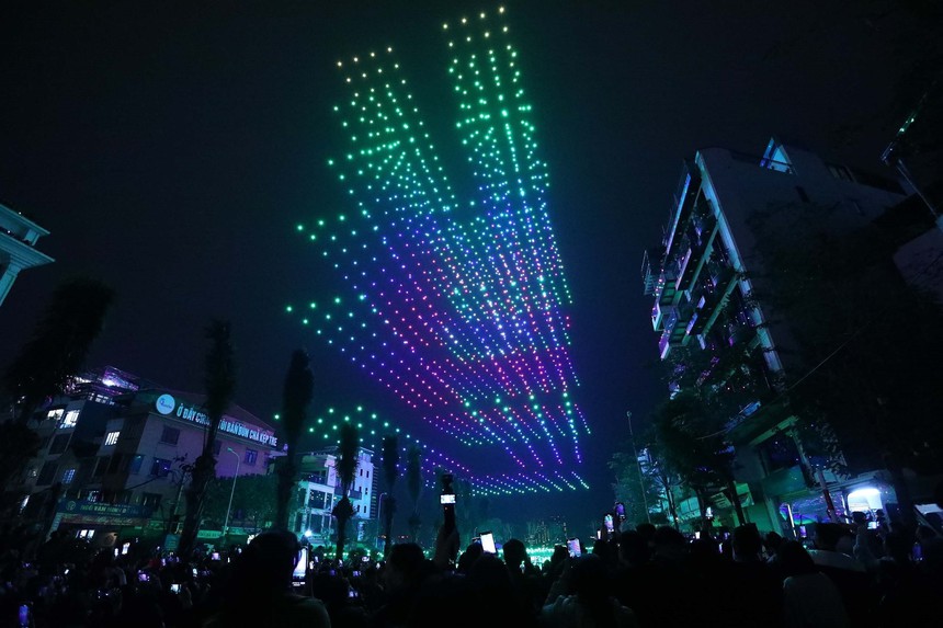 Chiêm ngưỡng những màn trình diễn ánh sáng nghệ thuật bằng drones chào năm mới Giáp Thìn 2024 - Ảnh 9.