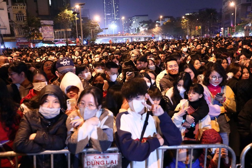 Chiêm ngưỡng những màn trình diễn ánh sáng nghệ thuật bằng drones chào năm mới Giáp Thìn 2024 - Ảnh 12.