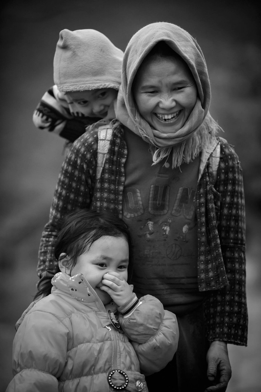 Lê Bích kể chuyện tình mẫu tử bằng triển lãm 'Mẹ yêu con' - Ảnh 1.