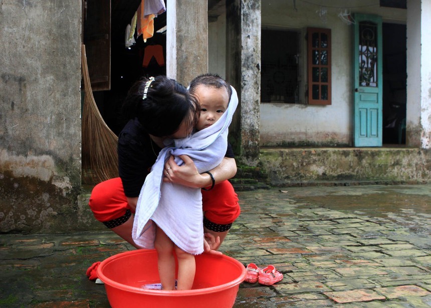 Lê Bích kể chuyện tình mẫu tử bằng triển lãm 'Mẹ yêu con' - Ảnh 8.