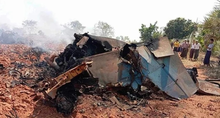 Rơi máy bay quân sự ở Myanmar do lỗi kỹ thuật - Ảnh 1. Rơi máy bay quân sự ở Myanmar do lỗi kỹ thuật - Ảnh 1.