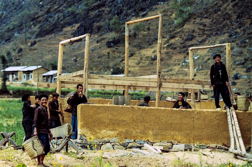 Cuộc sống sau ống kính: Mái ngói, tường trình trên cao nguyên đá - Ảnh 1. Cuộc sống sau ống kính: Mái ngói, tường trình trên cao nguyên đá - Ảnh 1.