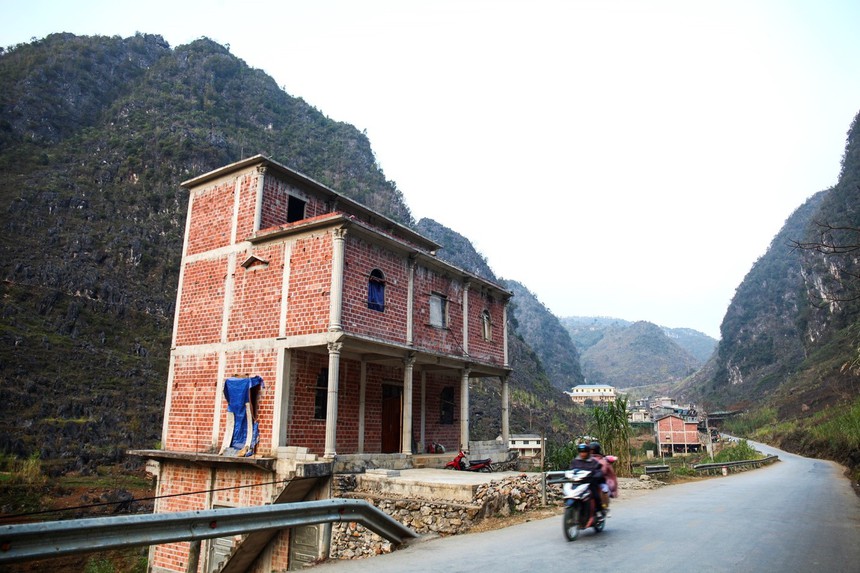 Cuộc sống sau ống kính: Mái ngói, tường trình trên cao nguyên đá - Ảnh 8. Cuộc sống sau ống kính: Mái ngói, tường trình trên cao nguyên đá - Ảnh 8.