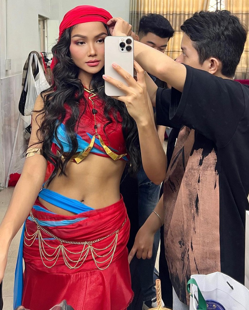 Sắc vóc ngày càng "khét lẹt" của H'Hen Niê sau 6 năm đăng quang - Ảnh 3.