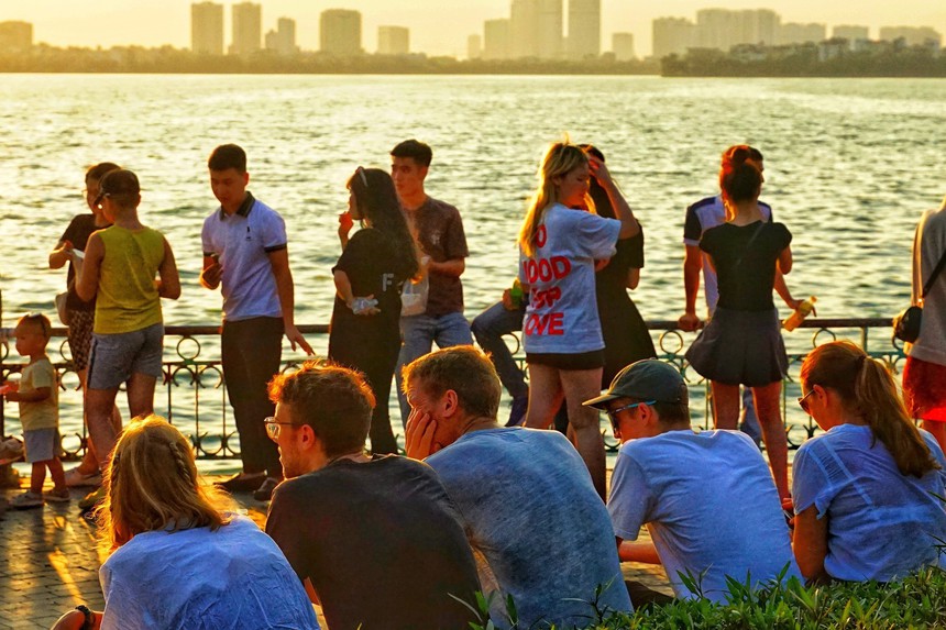 Nhiều hoạt động kinh doanh, dịch vụ văn hóa, vui chơi, giải trí được phép tổ chức ở khu vực Hồ Tây - Ảnh 1.