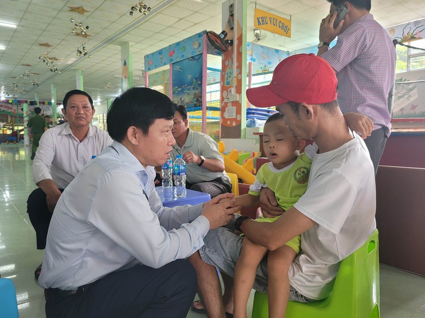 Tiền Giang: Giải cứu an toàn các bé bị gã đàn ông khống chế ở trường Mầm non - Ảnh 1.