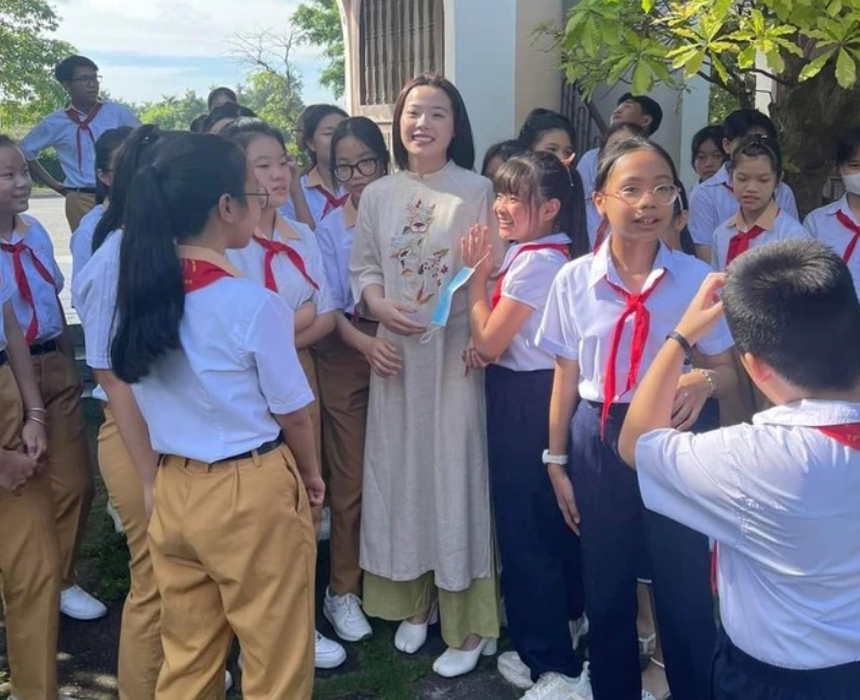 Hot girl cầu lông Thùy Linh diện váy trắng tinh khôi, khoe vẻ đẹp hút hồn cộng đồng mạng - Ảnh 5. Hot girl cầu lông Thùy Linh diện váy trắng tinh khôi, khoe vẻ đẹp hút hồn cộng đồng mạng - Ảnh 5.