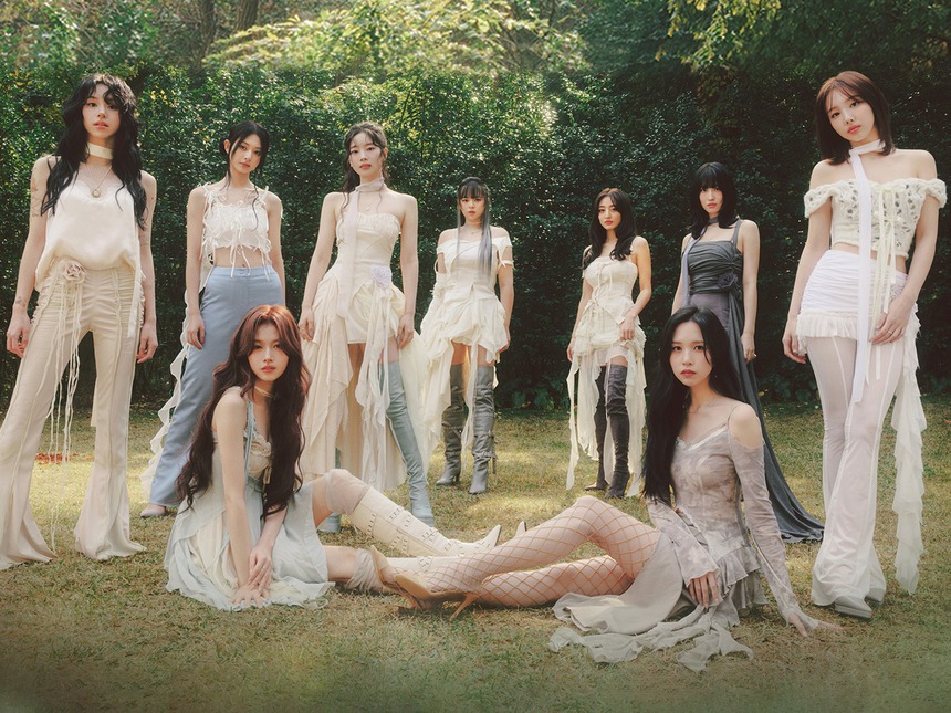 'With You-th' của Twice đại diện cho tuổi trẻ và tình bạn - Ảnh 4.