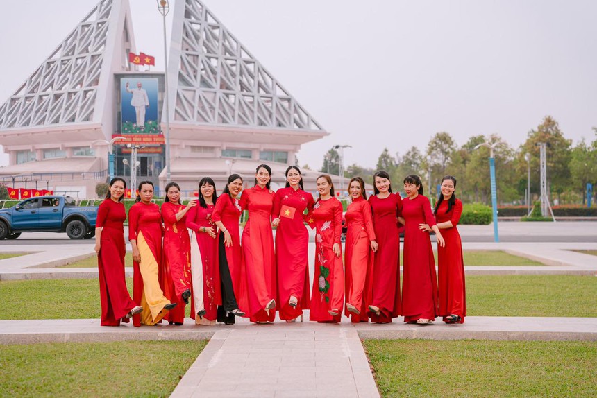 Hoa hậu Bích Hạnh cùng phụ nữ TP. Phan Rang xếp hình bản đồ Việt Nam - Ảnh 1. Hoa hậu Bích Hạnh cùng phụ nữ TP. Phan Rang xếp hình bản đồ Việt Nam - Ảnh 1.