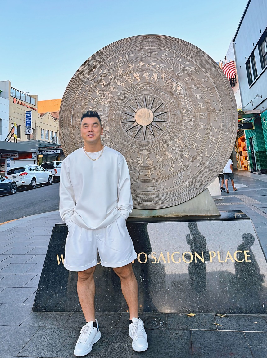 Cuộc sống hiện tại của Ưng Hoàng Phúc sau hơn chục năm điều trị chấn thương: Sức khỏe ổn định, hạnh phúc bên vợ đẹp con ngoan - Ảnh 1.