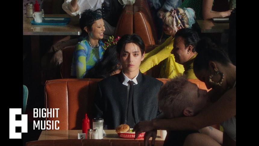 ARMY ngỡ ngàng khi V BTS từng hé lộ ca khúc mới từ... năm ngoái! - Ảnh 2. ARMY ngỡ ngàng khi V BTS từng hé lộ ca khúc mới từ... năm ngoái! - Ảnh 2.