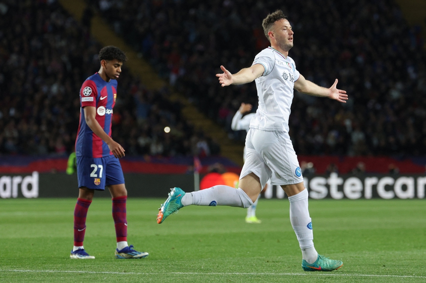 Lewandowski ghi bàn, Barcelona 'thổi văng' Napoli để đi tiếp ở Cúp C1; sao trẻ đi 17 tuổi đi vào lịch sử CLB - Ảnh 4. Lewandowski ghi bàn, Barcelona 'thổi văng' Napoli để đi tiếp ở Cúp C1; sao trẻ đi 17 tuổi đi vào lịch sử CLB - Ảnh 4.
