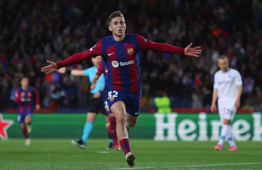 Lewandowski ghi bàn, Barcelona 'thổi văng' Napoli để đi tiếp ở Cúp C1; sao trẻ đi 17 tuổi đi vào lịch sử CLB - Ảnh 2. Lewandowski ghi bàn, Barcelona 'thổi văng' Napoli để đi tiếp ở Cúp C1; sao trẻ đi 17 tuổi đi vào lịch sử CLB - Ảnh 2.
