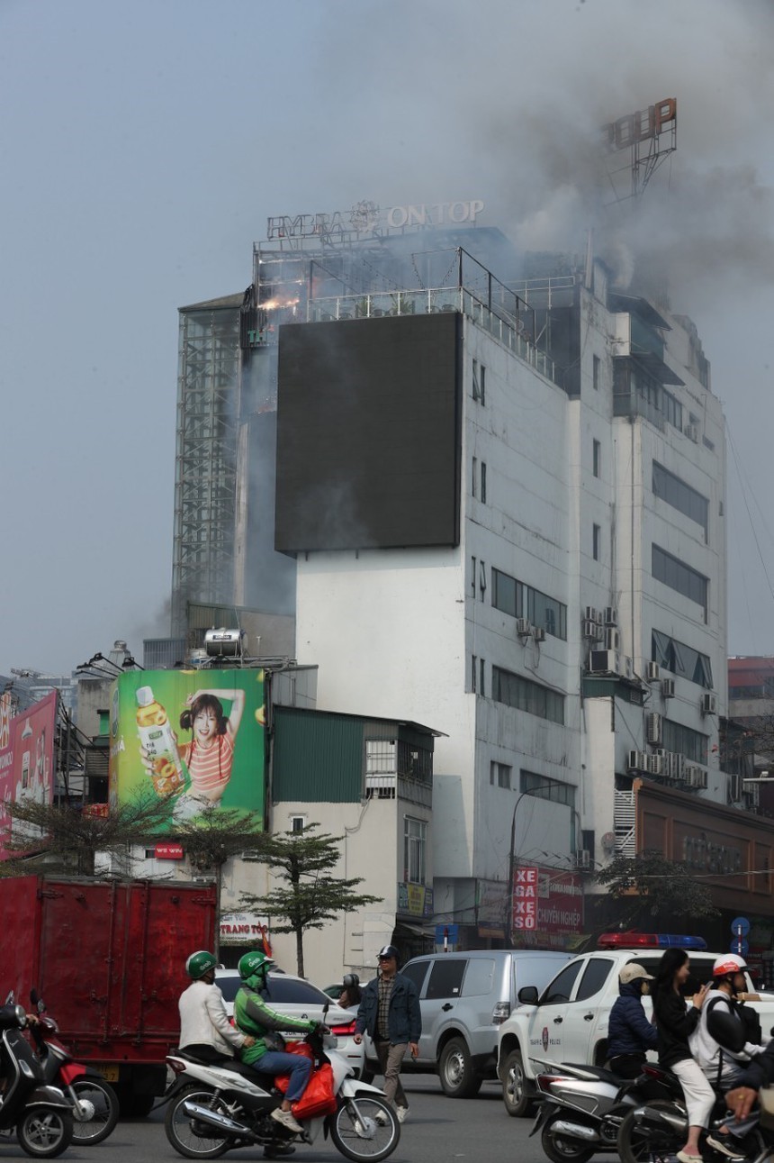 Hà Nội: Cháy lớn tại nhà cao tầng trên phố Ô Chợ Dừa - Ảnh 7.