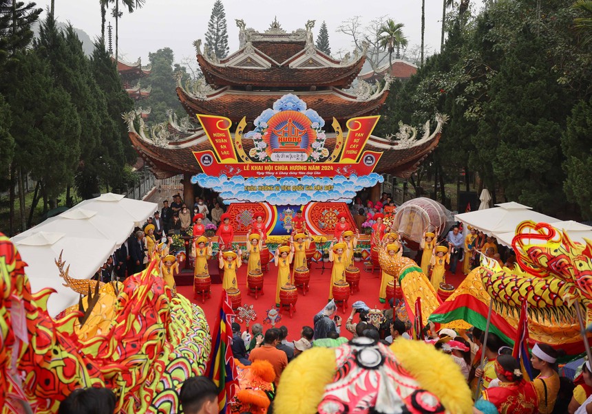 Góc nhìn: Đi qua 'tháng lễ hội' - Ảnh 1.