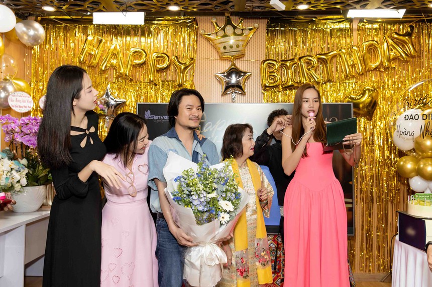 Hoa hậu Thanh Thủy, Lê Hoàng Phương mừng sinh nhật đạo diễn Hoàng Nhật Nam - Ảnh 1. Hoa hậu Thanh Thủy, Lê Hoàng Phương mừng sinh nhật đạo diễn Hoàng Nhật Nam - Ảnh 1.