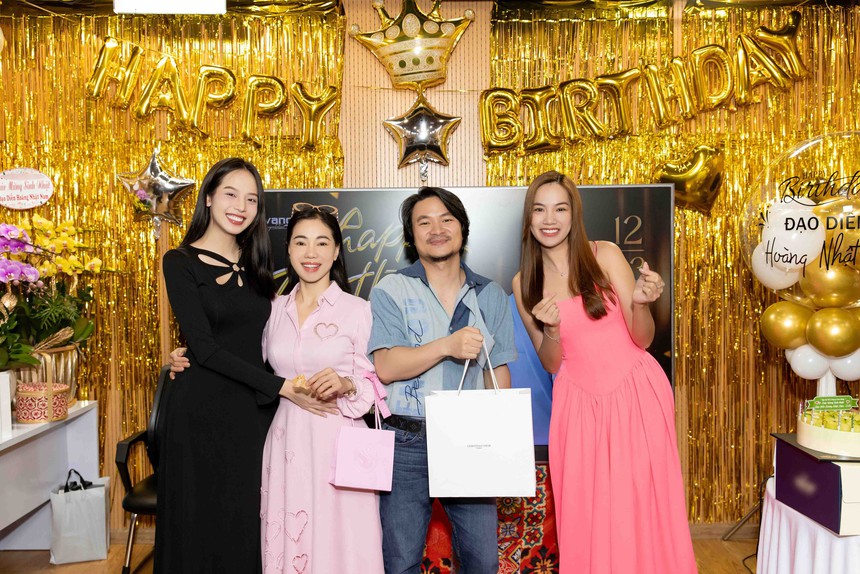 Hoa hậu Thanh Thủy, Lê Hoàng Phương mừng sinh nhật đạo diễn Hoàng Nhật Nam - Ảnh 2. Hoa hậu Thanh Thủy, Lê Hoàng Phương mừng sinh nhật đạo diễn Hoàng Nhật Nam - Ảnh 2.