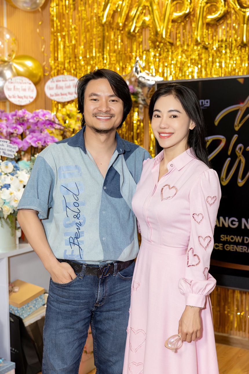 Hoa hậu Thanh Thủy, Lê Hoàng Phương mừng sinh nhật đạo diễn Hoàng Nhật Nam - Ảnh 4. Hoa hậu Thanh Thủy, Lê Hoàng Phương mừng sinh nhật đạo diễn Hoàng Nhật Nam - Ảnh 4.