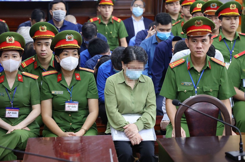 Xét xử sơ thẩm vụ án Vạn Thịnh Phát: Bị cáo Đỗ Thị Nhàn thừa nhận chỉnh sửa Kết luận thanh tra - Ảnh 1. Xét xử sơ thẩm vụ án Vạn Thịnh Phát: Bị cáo Đỗ Thị Nhàn thừa nhận chỉnh sửa Kết luận thanh tra - Ảnh 1.