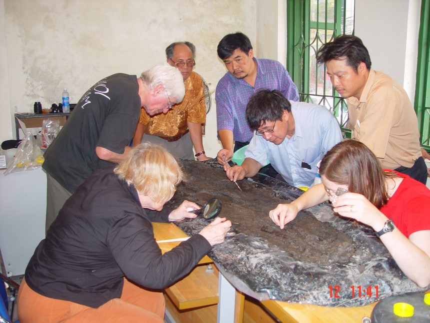 Tìm về trang phục thời Đông Sơn (kỳ 1): Từ tấm vải trong ngôi mộ cổ 2.400 năm - Ảnh 2.