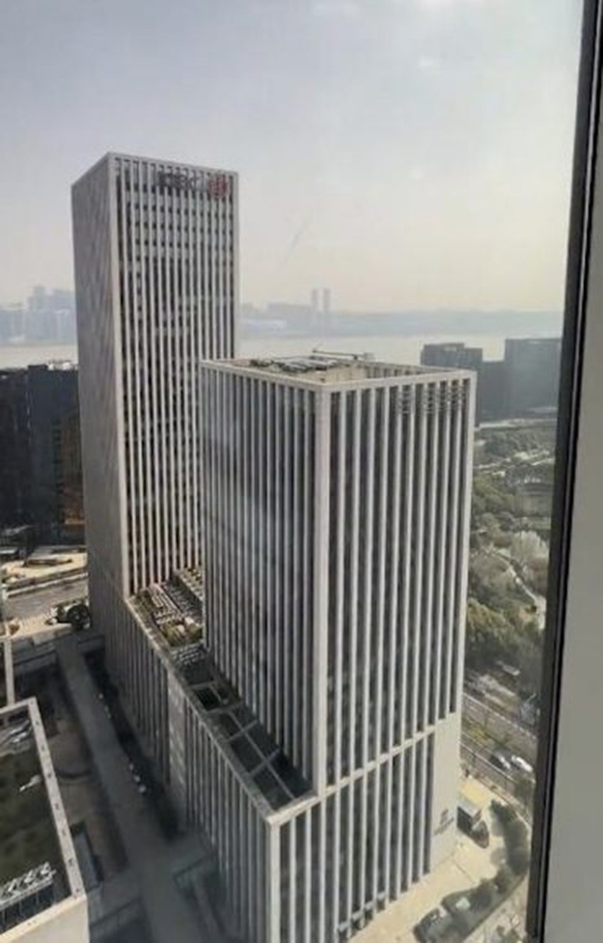 Biệt thự sang trọng rộng 4.500 m2 của Thành Long với các điểm nhấn bằng vàng 18K và sân bay trực thăng - Ảnh 1.