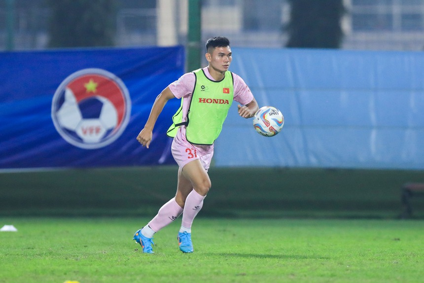 Hậu vệ đội tuyển Việt Nam thừa nhận áp lực khi phải đá tại ‘chảo lửa’ Gelora Bung  Karno - Ảnh 2.