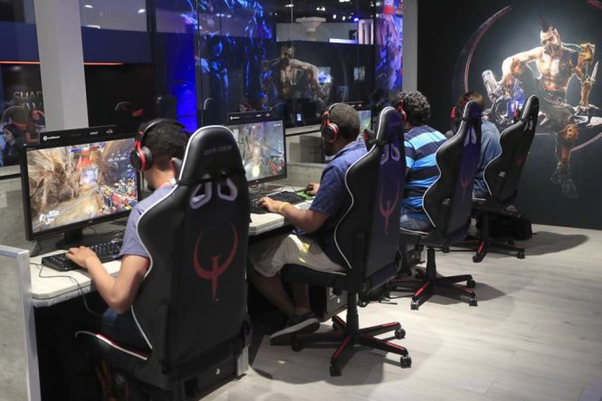 Cảnh báo về sức khỏe khi chơi điện tử liên tục quá 3 giờ mỗi ngày - Ảnh 1.