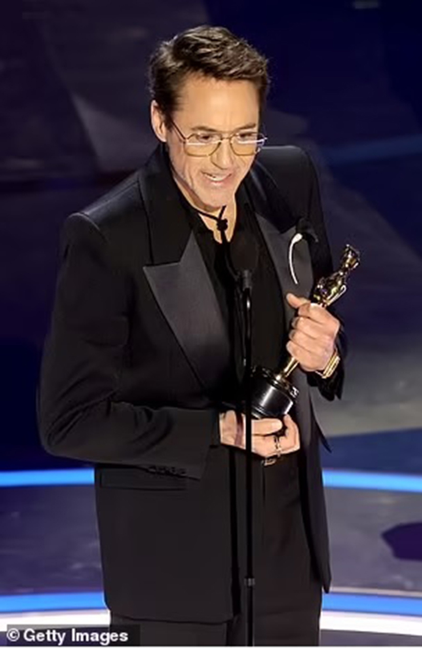 (Bài đăng thứ 7) Sự thật về 'tuổi thơ khủng khiếp' của sao phim 'Oppenheimer' Robert Downey Jr - Ảnh 1.