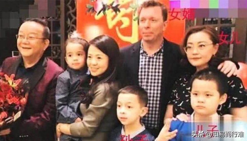 (Bài đăng Chủ nhật) 'Hòa thân' Vương Cương hạnh phúc viên mãn với cuộc hôn nhân thứ ba bên vợ trẻ kém 20 tuổi - Ảnh 8.