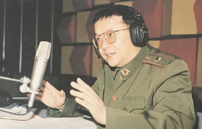 (Bài đăng Chủ nhật) 'Hòa thân' Vương Cương hạnh phúc viên mãn với cuộc hôn nhân thứ ba bên vợ trẻ kém 20 tuổi - Ảnh 2.