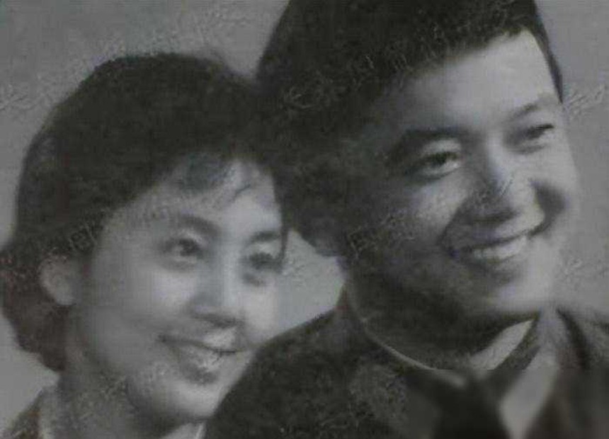 (Bài đăng Chủ nhật) 'Hòa thân' Vương Cương hạnh phúc viên mãn với cuộc hôn nhân thứ ba bên vợ trẻ kém 20 tuổi - Ảnh 3.