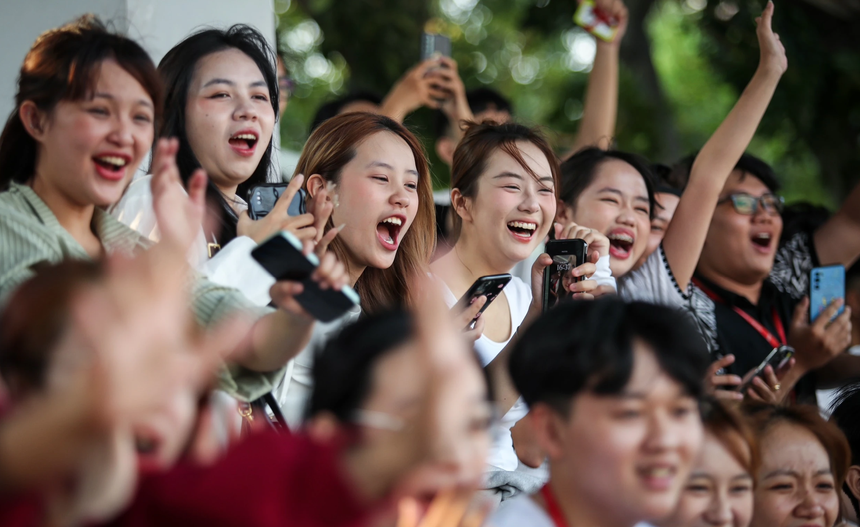 Văn Lâm khiến CĐV phát "sốt" ở giải bóng đá Thanh Niên sinh viên Việt Nam 2024 - Ảnh 3.