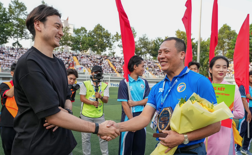 Văn Lâm khiến CĐV phát "sốt" ở giải bóng đá Thanh Niên sinh viên Việt Nam 2024 - Ảnh 1.