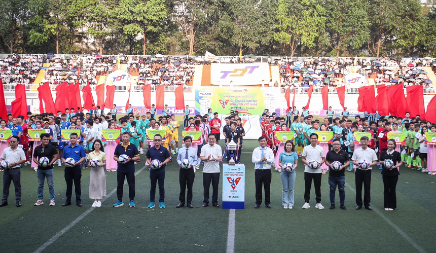 Văn Lâm khiến CĐV phát "sốt" ở giải bóng đá Thanh Niên sinh viên Việt Nam 2024 - Ảnh 2.