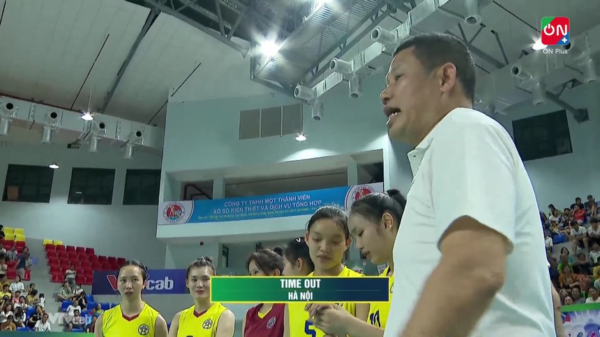 HLV bóng chuyền Hà Nội phát ngôn nhạy cảm về đối thủ, CĐV tranh luận gay gắt trên MXH - Ảnh 2.