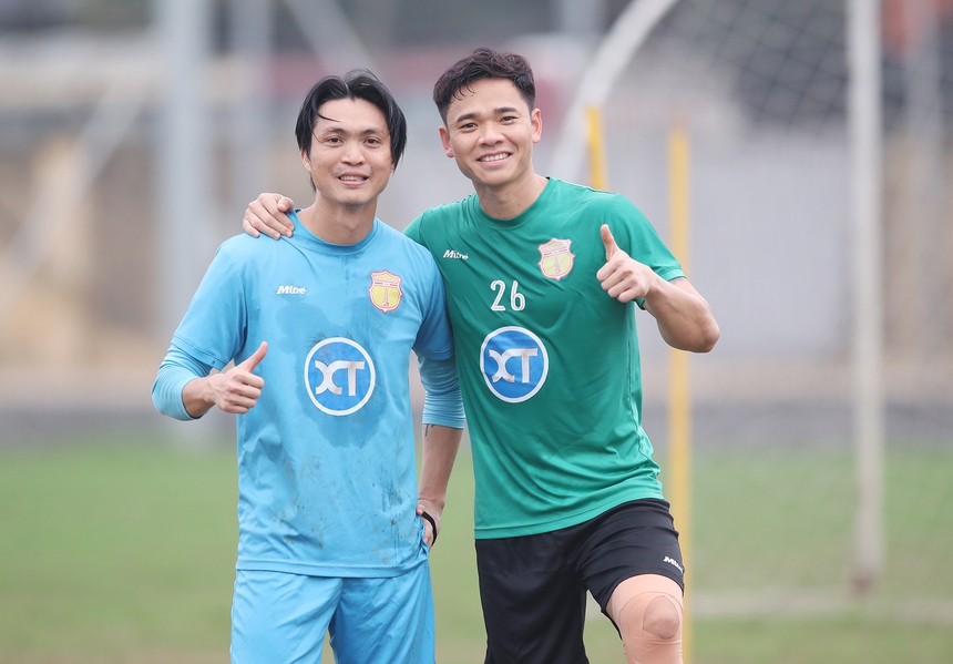 Tuấn Anh tập luyện vui vẻ với CLB Nam Định, nhưng đầu gối vẫn khiến CĐV lo lắng - Ảnh 4.
