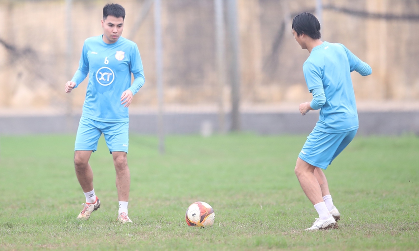 Tuấn Anh tập luyện vui vẻ với CLB Nam Định, nhưng đầu gối vẫn khiến CĐV lo lắng - Ảnh 5.