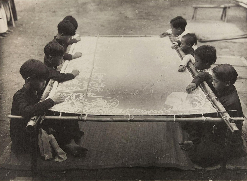 Ảnh = Ký ức = Lịch sử (kỳ 95): Nghề thêu và phố thợ thêu ở Hà Nội - Ảnh 16.