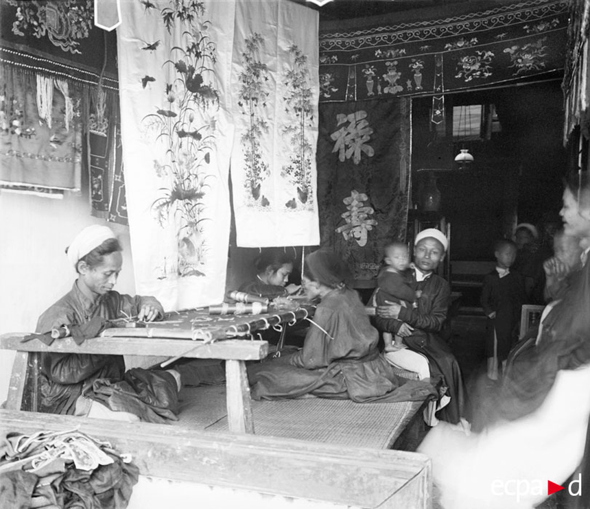 Ảnh = Ký ức = Lịch sử (kỳ 95): Nghề thêu và phố thợ thêu ở Hà Nội - Ảnh 6.